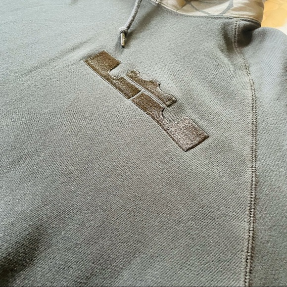 NWOT LeBron James Black Hoodie XL / VIRESCIT VULNERE VIRTUS - Picture 6 of 8